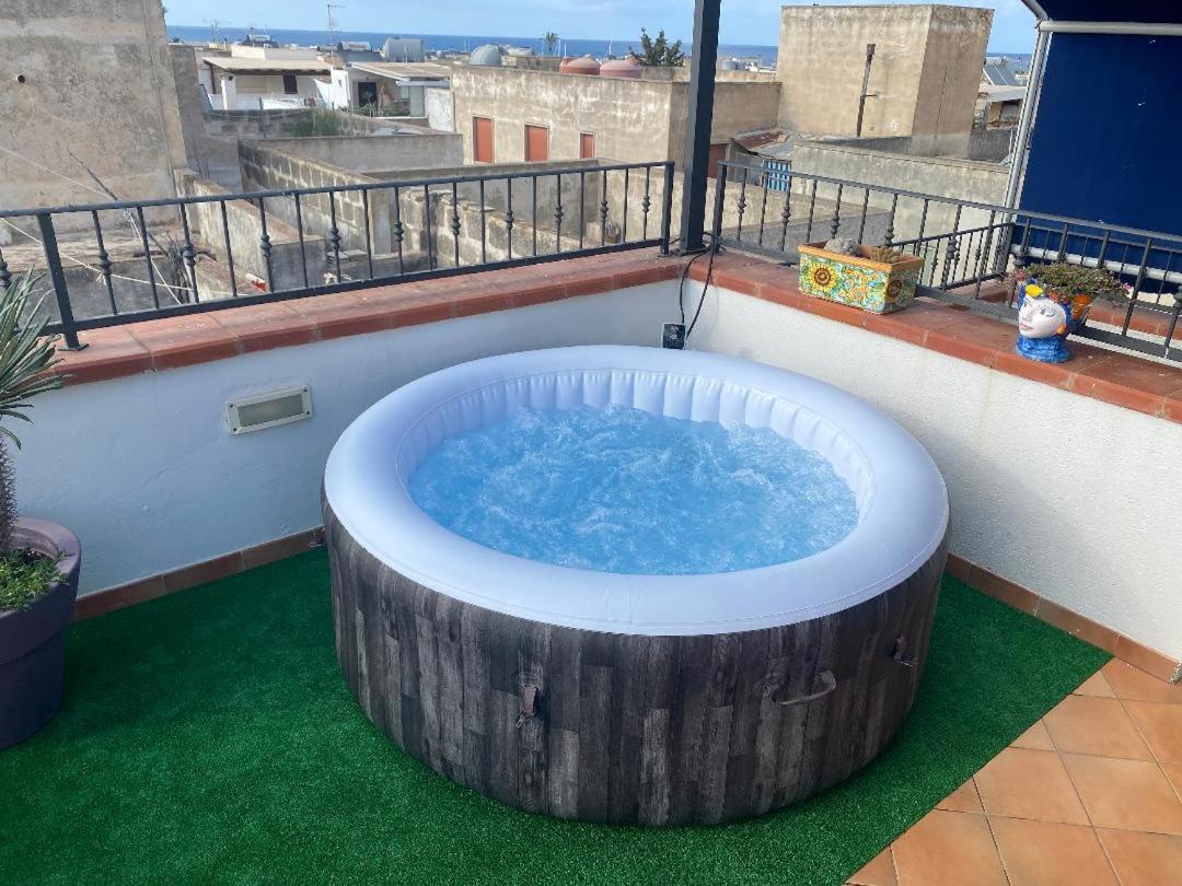 Apartment With Terraces And Private Jacuzzi - San Vito 400M From Beach San Vito Lo Capo Exterior photo